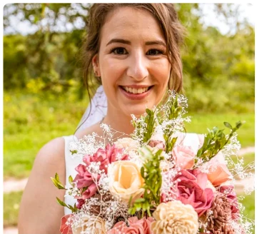 Real bride photo of her Sola Wood Flowers sampler